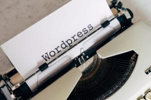 feuille sortant d'une machine à écrire avec écrit Wordpress